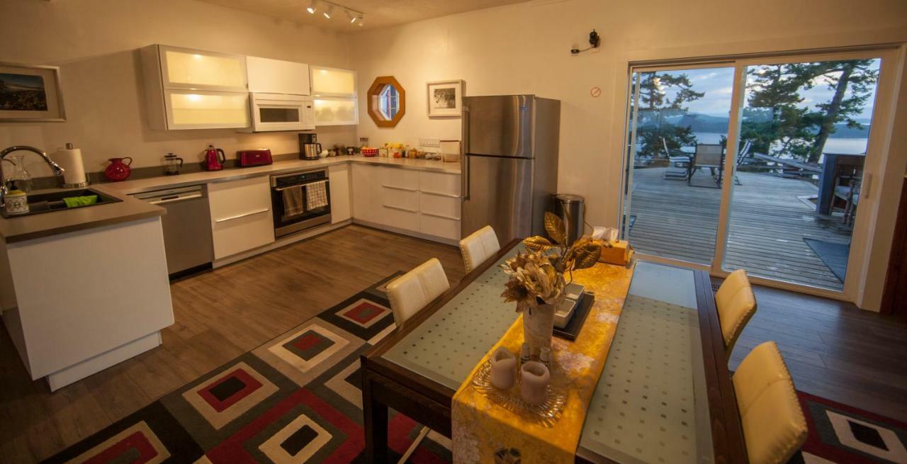 Shangri-La Oceanfront Vacation Home Bedwell Harbour Esterno foto