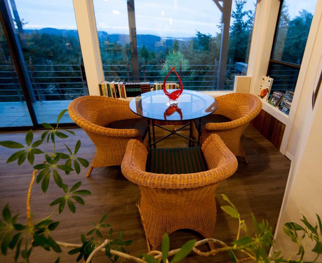 Shangri-La Oceanfront Vacation Home Bedwell Harbour Esterno foto
